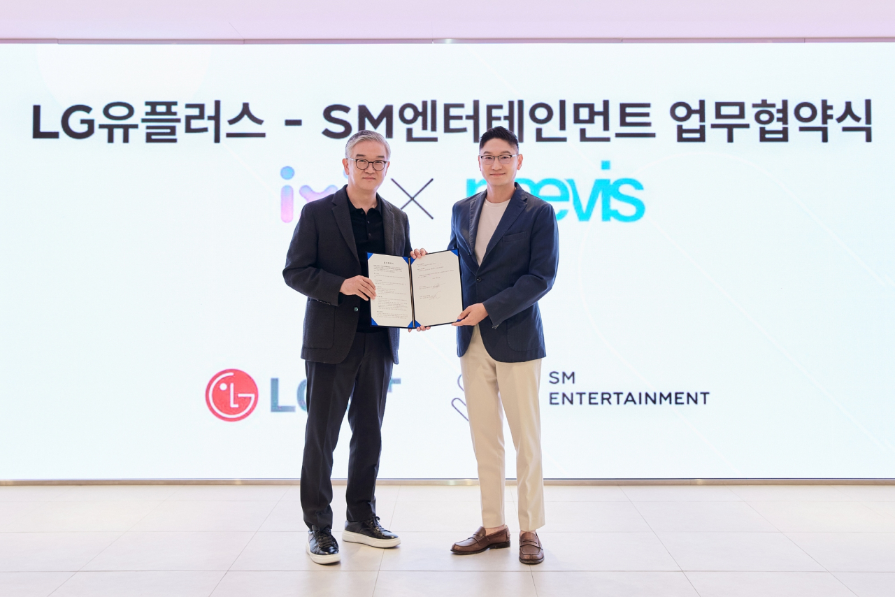 LG Uplus' Consumer Division Vice President Jung Soo-heon (left) and SM co-CEO Tak Young-jun