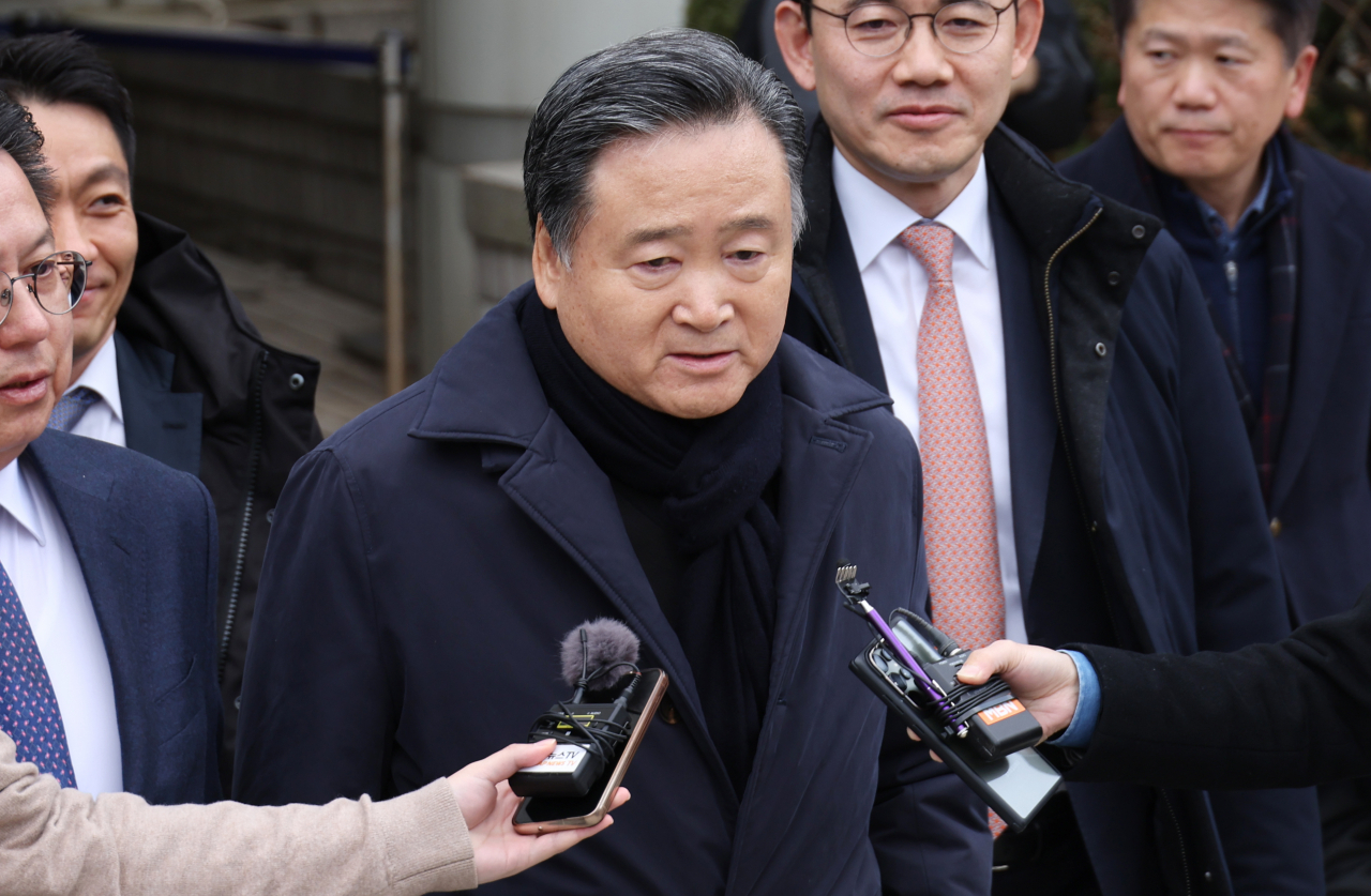 SPC Group Chairman Hur Young-in (center) leaves the Seoul Central District Court on Feb. 2, after being acquitted on charges related to the evasion of gift taxes. (Newsis)