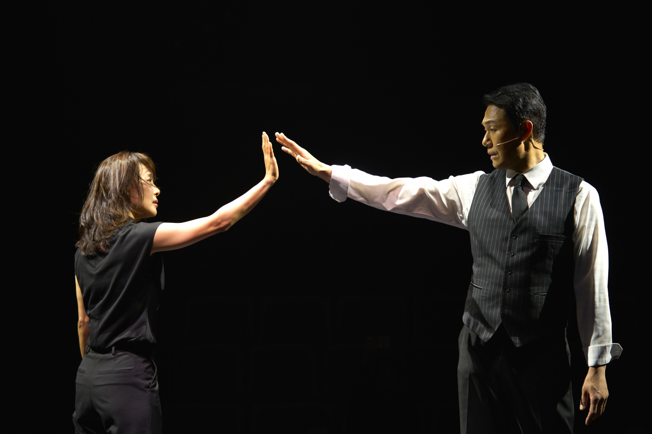 Moon Jeong-hee (left) and Park Sung-woong perform a scene from "Rendezvous." (Yellow Bomb)