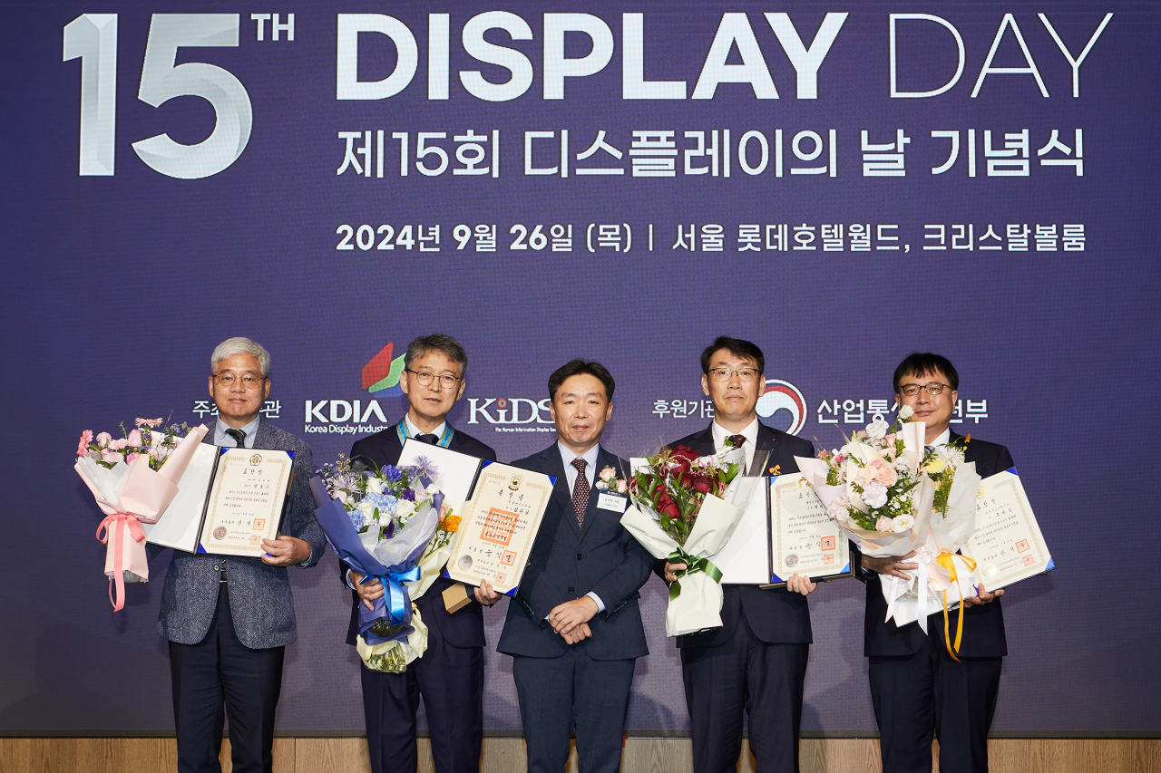 백지호(오른쪽 두 번째) LG디스플레이 상무가 지난 26일 한국디스플레이산업협회가 주최하는 ‘제15회 디스플레이의 날’ 기념식에서 대통령 표창을 받고 있다. [LG디스플레이 제공]