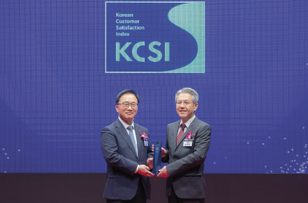 지난 26일 서울 중구 서울신라호텔에서 진행된 ‘2024 한국산업의 고객만족도(KCSI)’시상식에서 서장원(오른쪽) 코웨이 대표와 한수희 한국능률협회컨설팅 대표가 기념촬영을 하고 있다. [코웨이 제공]