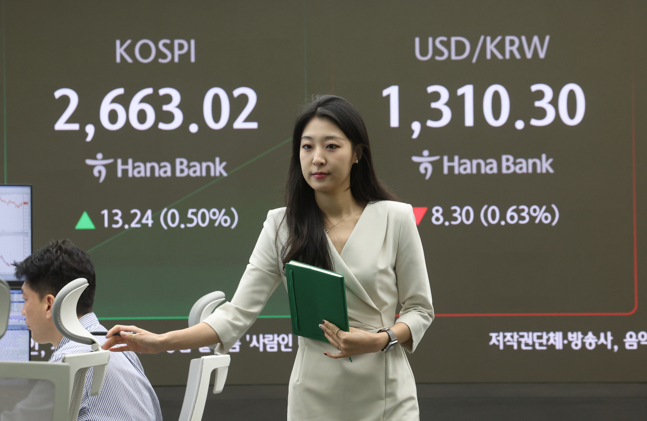 코스피가 상승 출발한 지난달 30일 오전 서울 중구 하나은행 본점 딜링룸에서 직원들이 업무를 보고 있다. [연합]