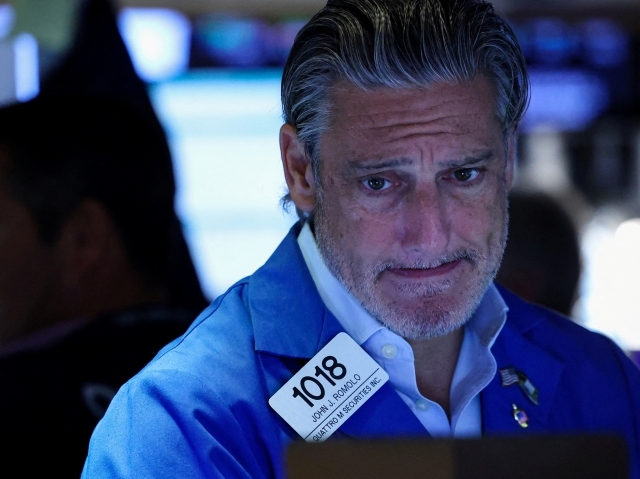 미국 뉴욕증권거래소(NYSE) 직원이 모니터를 바라보고 있는 모습. [로이터]