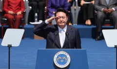 윤석열, 코앞의 탄핵 위기는 넘겼지만…韓 ‘국가원수’ 역할 가능?