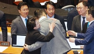 울먹인 김상욱 “투표는 임무이고 역할…배신자 낙인 각오했다”