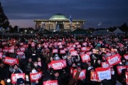 “박근혜 탄핵 정국 때보다 경기 체력 약해졌다”…전문가들 “달러 추가 상승 불가피” [투자360]