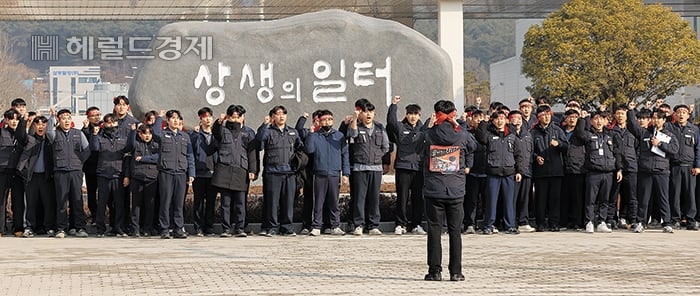 14일 광주광역시 광산구 광주 글로벌 모터스(GGM)에서 민주노총 금속노조 GGM 지회 조합원들이 파업에 돌입하며 구호를 외치고 있다. /연합뉴스
