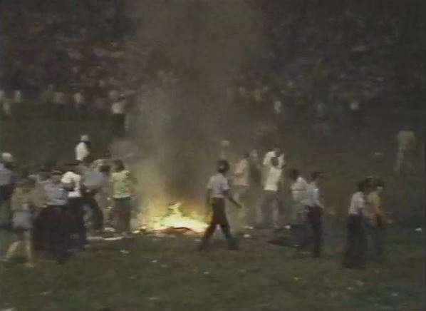 1979년 7월 12일, 시카고 코미스키 파크에 모여 든 록 음악 팬들은 디스코 음반을 경기장 한 가운데에 모아 폭파하고 불태우는 퍼포먼스를 벌였다. 이들은 “디스코는 쓰레기다!”라고 외치며 구장에 난입했고, 이는 폭동 사태로까지 번졌다.  [유튜브 화면 캡처]