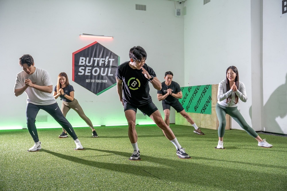 Both F45 Korea and ButFit Seoul offer group fitness classes focusing on functional training; however, F45 Korea is a global franchise providing standardized workouts across all its locations, while ButFit Seoul is a local boutique studio offering a wider range of fitness options, sometimes including general gym access. (Team ButFit)