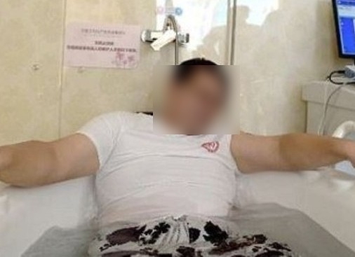 모의출산을 경험하는 남성. 기사와는 무관. [웨이보]