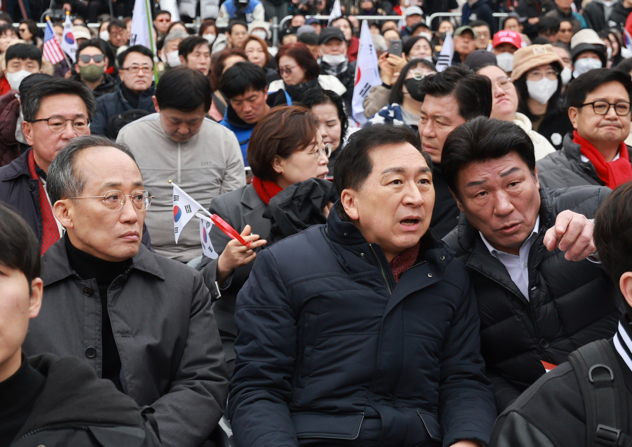 추경호(앞줄 왼쪽) 전 국민의힘 원내대표, 김기현(앞줄 가운데) 전 대표 등 국민의힘 의원들이 1일 서울 여의대로에서 열린 세이브코리아 주최 ‘3·1절 국가비상기도회’에 참가한 모습. [연합]