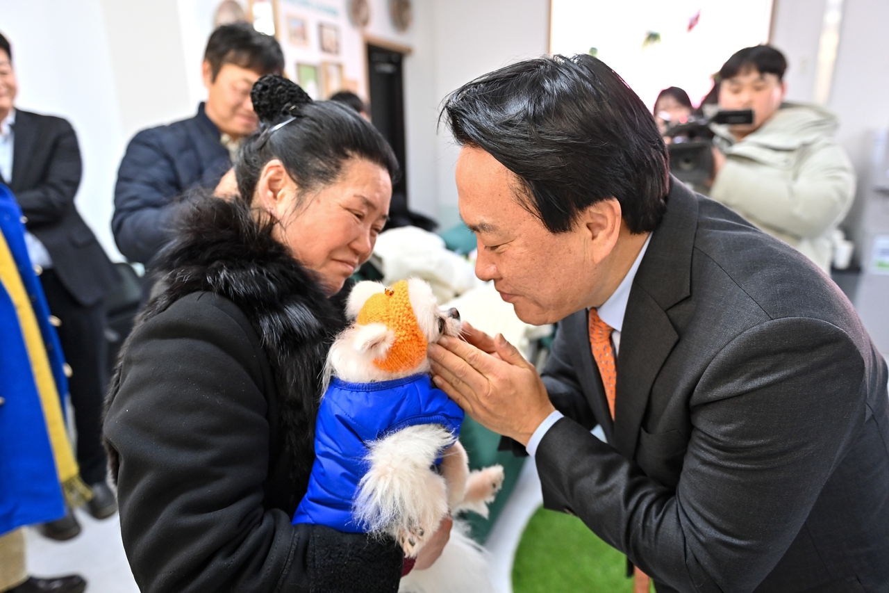 행복이 입양식 모습. 오른쪽은 이성헌 서대문구청장 [서대문구 제공]