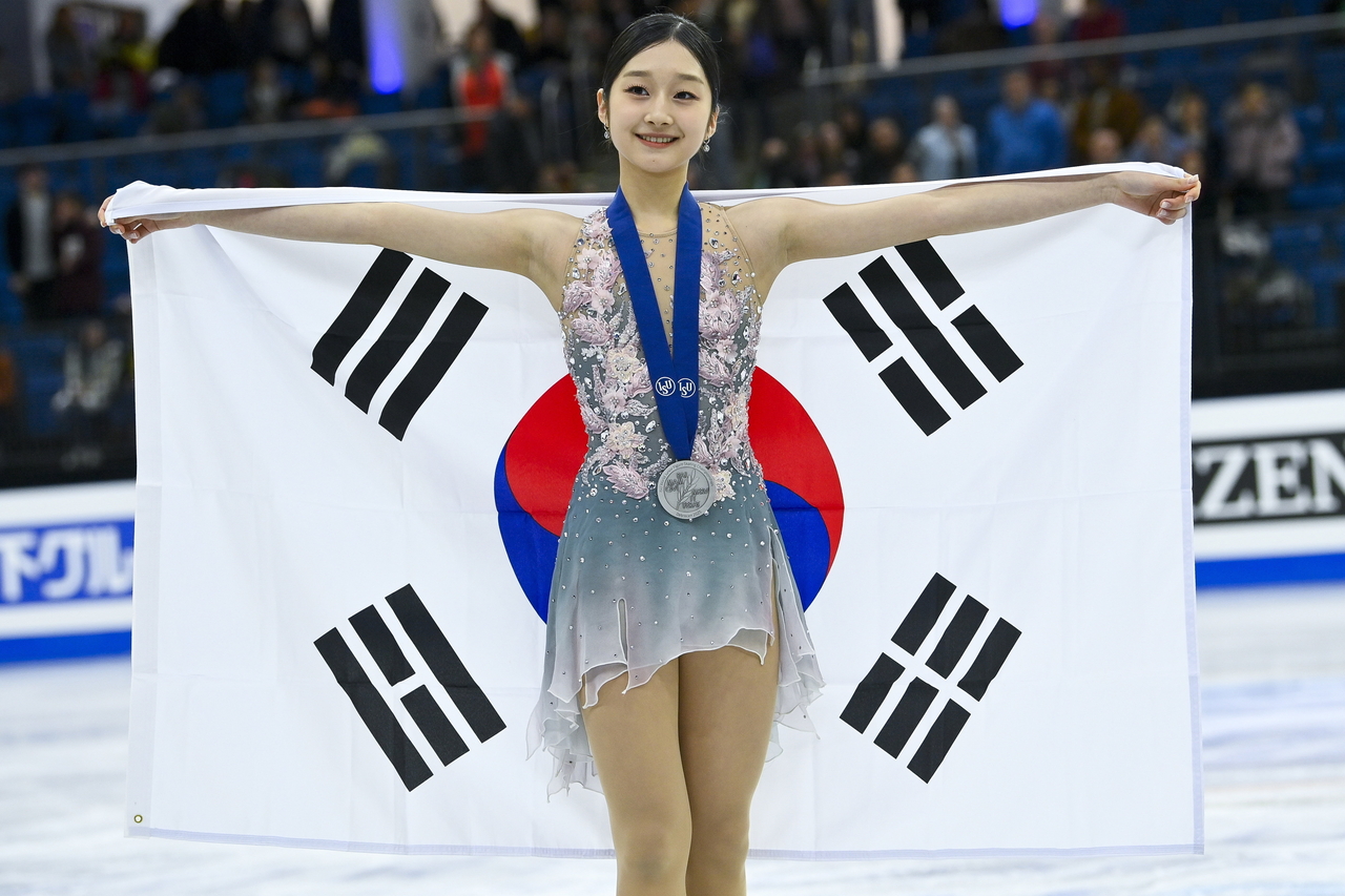 태극기를 들고 세리머니를 펼치는 신지아 [연합]