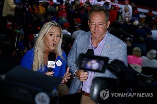 마저리 테일러 그린 의원과 브라이언 글렌 기자. [연합]