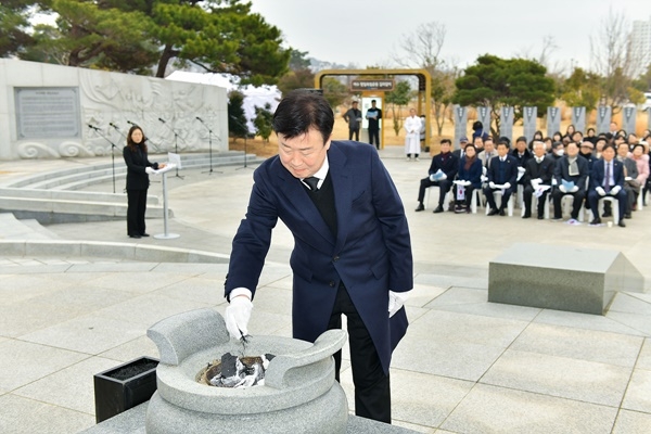 정기명 여수시장이 3.1절을 맞아 1일 이순신공원 항일독립운동기념탑에서 헌화하고 있다. [사진 여수시]