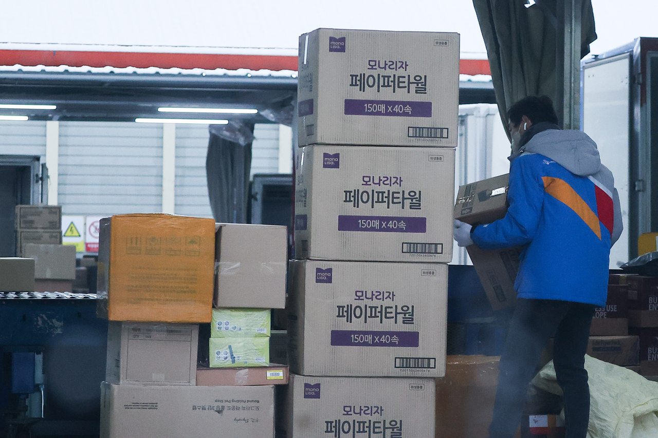 CJ대한통운의 주7일 배송이 시작된 1월 5일 강서B터미널에서 직원들이 배송 품목을 분류하고 있다. [연합]