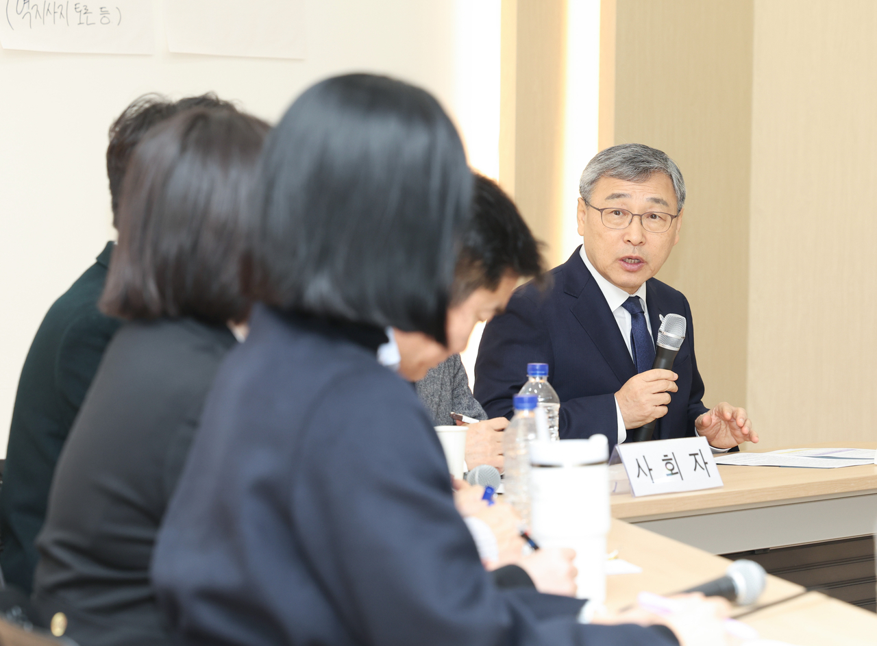 정근식 서울시교육감이 25일 서울 서초구 서울교대 에듀웰센터에서 열린 ‘학생·교사·교육감이 함께하는 역지사지 공존형 토론’에서 참가자들과 의견을 나누고 있다. [서울시교육청 제공]