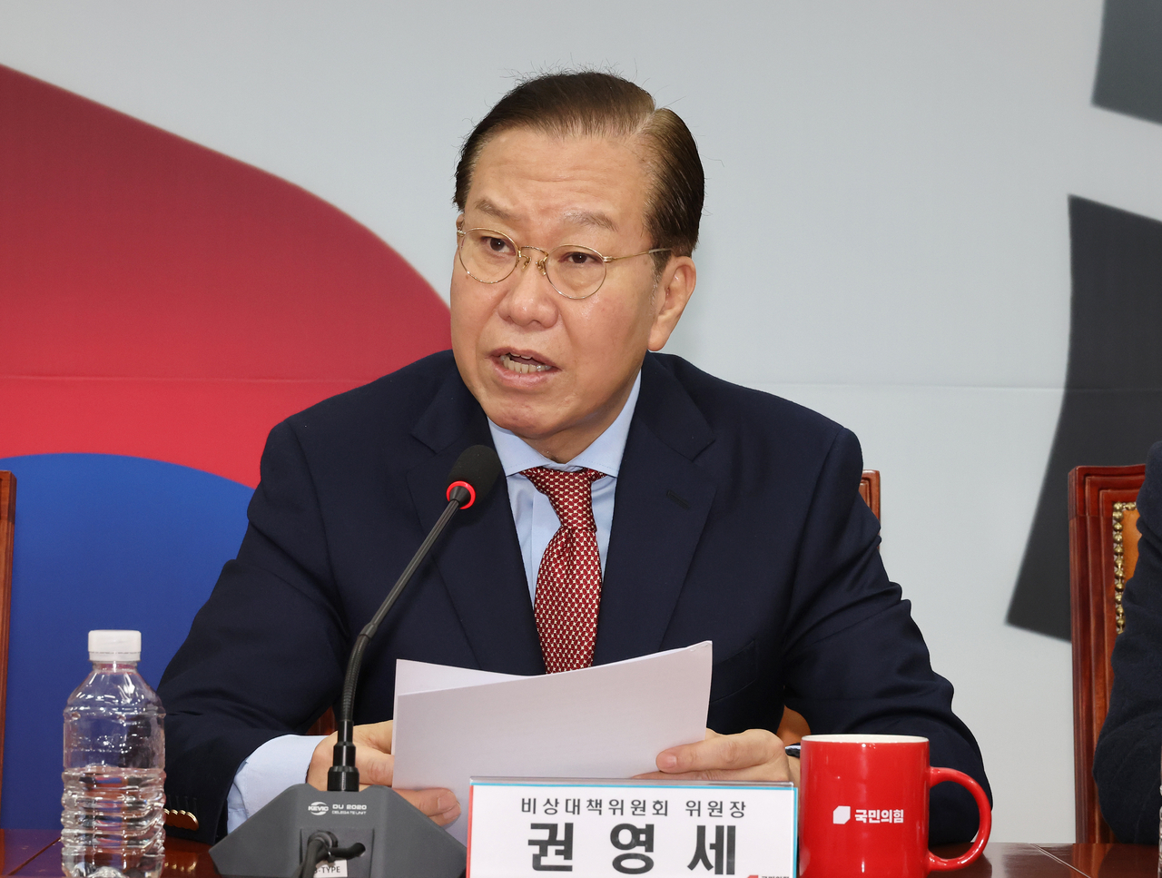국민의힘 권영세 비상대책위원장(가운데)이 지난달 27일 서울 여의도 국회에서 열린 비상대책위원회 회의에서 발언하고 있다. [연합]