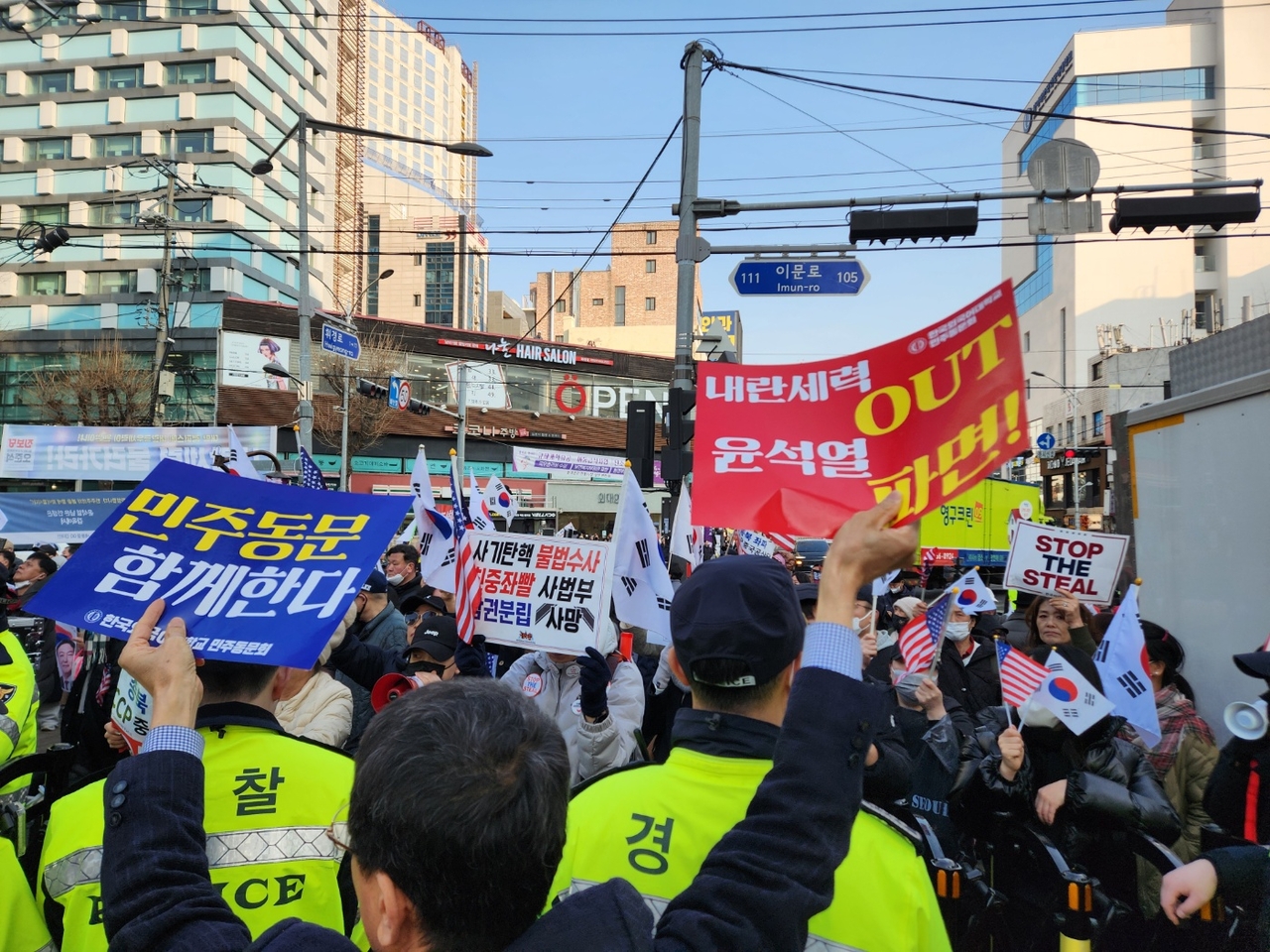 지난달 28일 서울 동대문구 한국외대에서 윤석열 대통령 탄핵 찬반집회가 열리고 있다. 이날 집회에서 동대문경찰서는 경찰관을 폭행한 남성 1명을 공무집행방해 혐의로 현행범 체포했다. [연합]