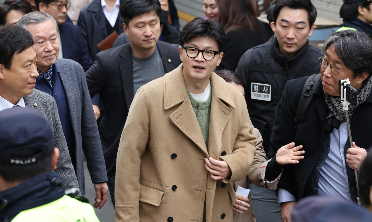 한동훈 국민의힘 전 대표가 2일 서울 종로구 대학로 한 극장에서 제2연평해전을 다룬 연극 ‘바다는 비에 젖지 않는다’를 관람하기 위해 이동하고 있다. [연합]