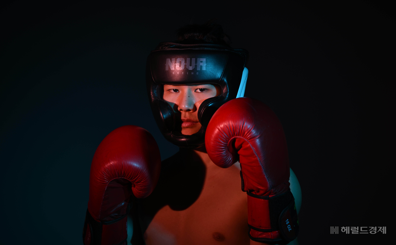 프로복서 김예준 선수가 지난 13일 오후 서울 용산구 헤럴드스퀘어에서 헤럴드경제와 인터뷰에 앞서 포즈를 취하고 있다. 임세준 기자