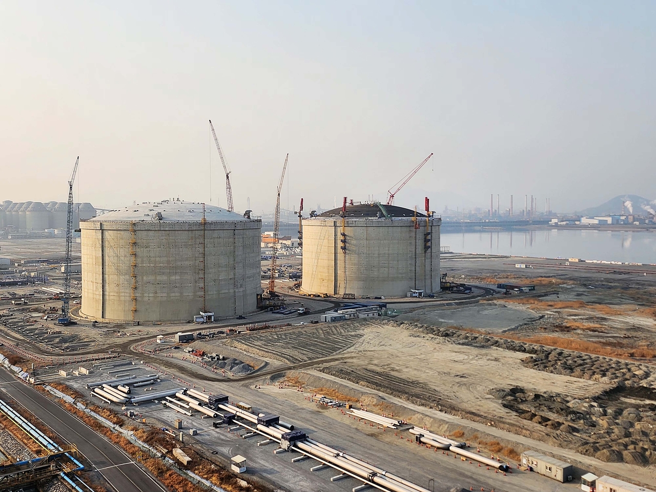 A view of two LNG tanks under construction at the Gwangyang second LNG terminal (Posco)