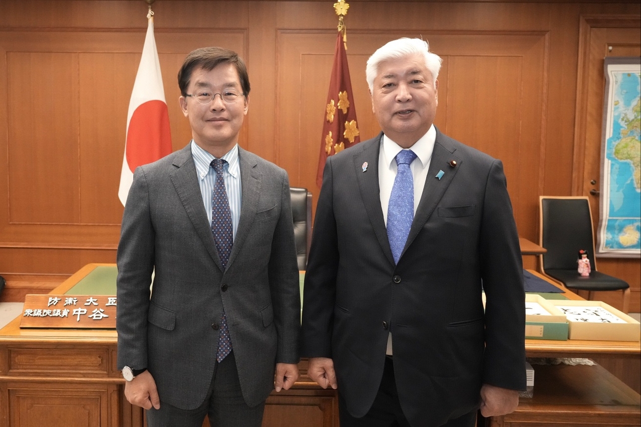 박철희 주일 한국대사(왼쪽)와 나카타니 겐 일본 방위상. [방위상]