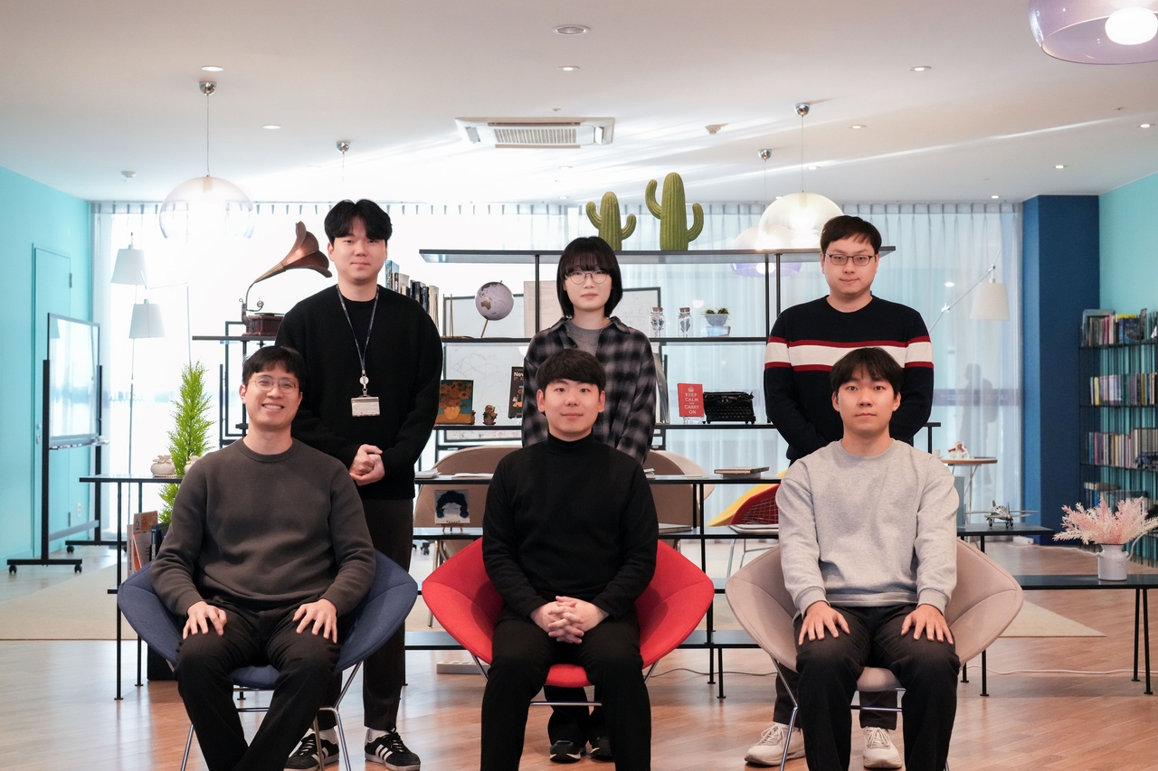 이번 연구를 수행한 UNIST 연구진. 손창의(아랫줄 왼쪽부터  반시계방향) 교수, 강백준 연구원, 최욱삼 연구언, 서의현 연구원, 박미주 연구원, 김계현 연구원.[UNIST 제공]