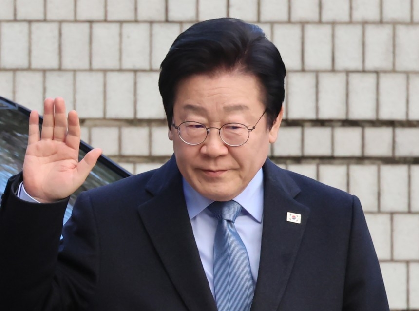 이재명 더불어민주당 대표가 지난달 23일 서울 서초구 서울고등법원에서 열린 공직선거법 위반 사건 항소심 첫 재판에 출석하며 지지자들에게 인사하고 있다. [연합]