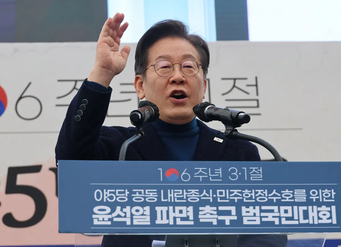 Rep. Lee Jae-myung, leader of the main opposition Democratic Party of Korea, speaks at a rally in central Seoul on Saturday, calling for President Yoon Suk Yeol’s impeachment. (Yonhap)