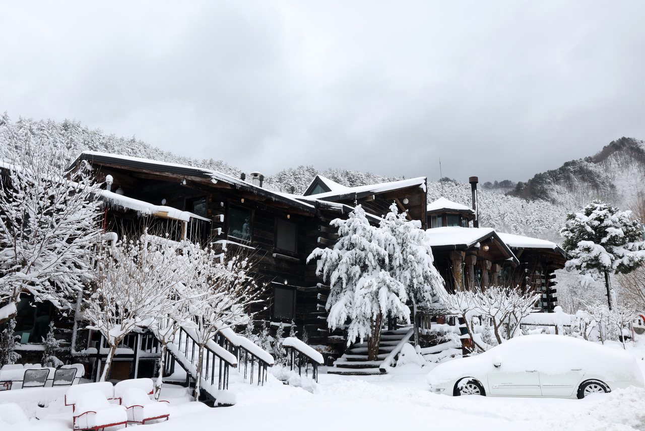 A cafe in Gangneung, Gangwon Province, is covered in snow on Monday. (Yonhap)