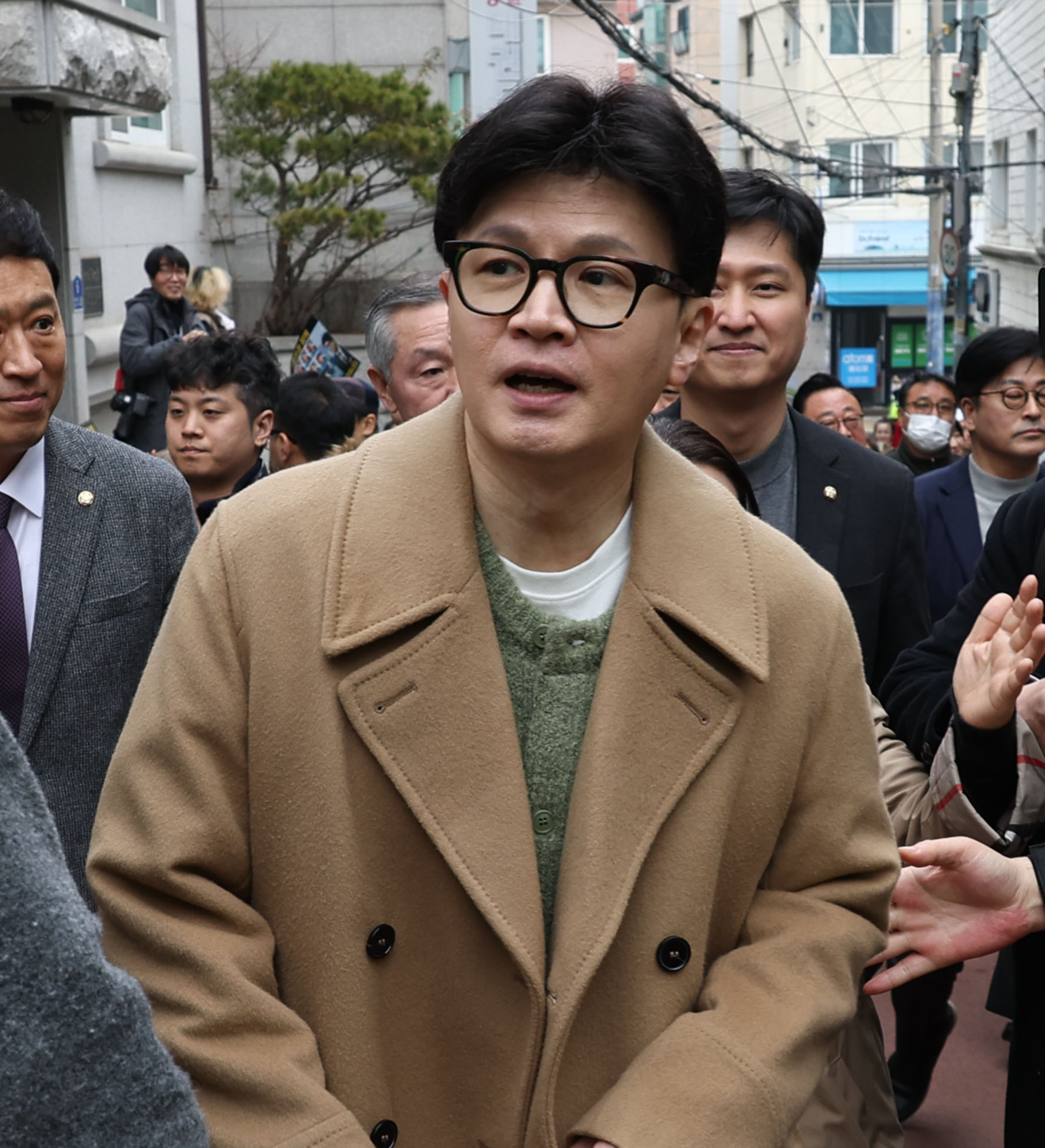 국민의힘 한동훈 전 대표가 지난 2일 오후 서울 종로구 대학로 한 극장에서 제2연평해전을 다룬 연극 ‘바다는 비에 젖지 않는다’를 관람하기 위해 이동하고 있다. [연합]