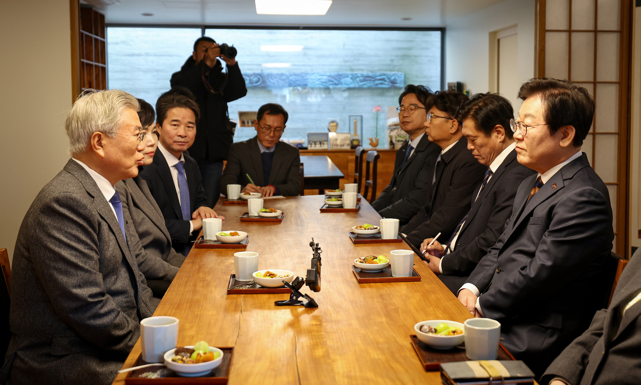 이재명 더불어민주당 대표(오른쪽)가 설 연휴 마지막 날인 지난 1월 30일 오후 경남 양산시 하북면 평산마을 문재인 전 대통령 사저를 방문해 문 전 대통령과 대화하고 있다. [더불어민주당]