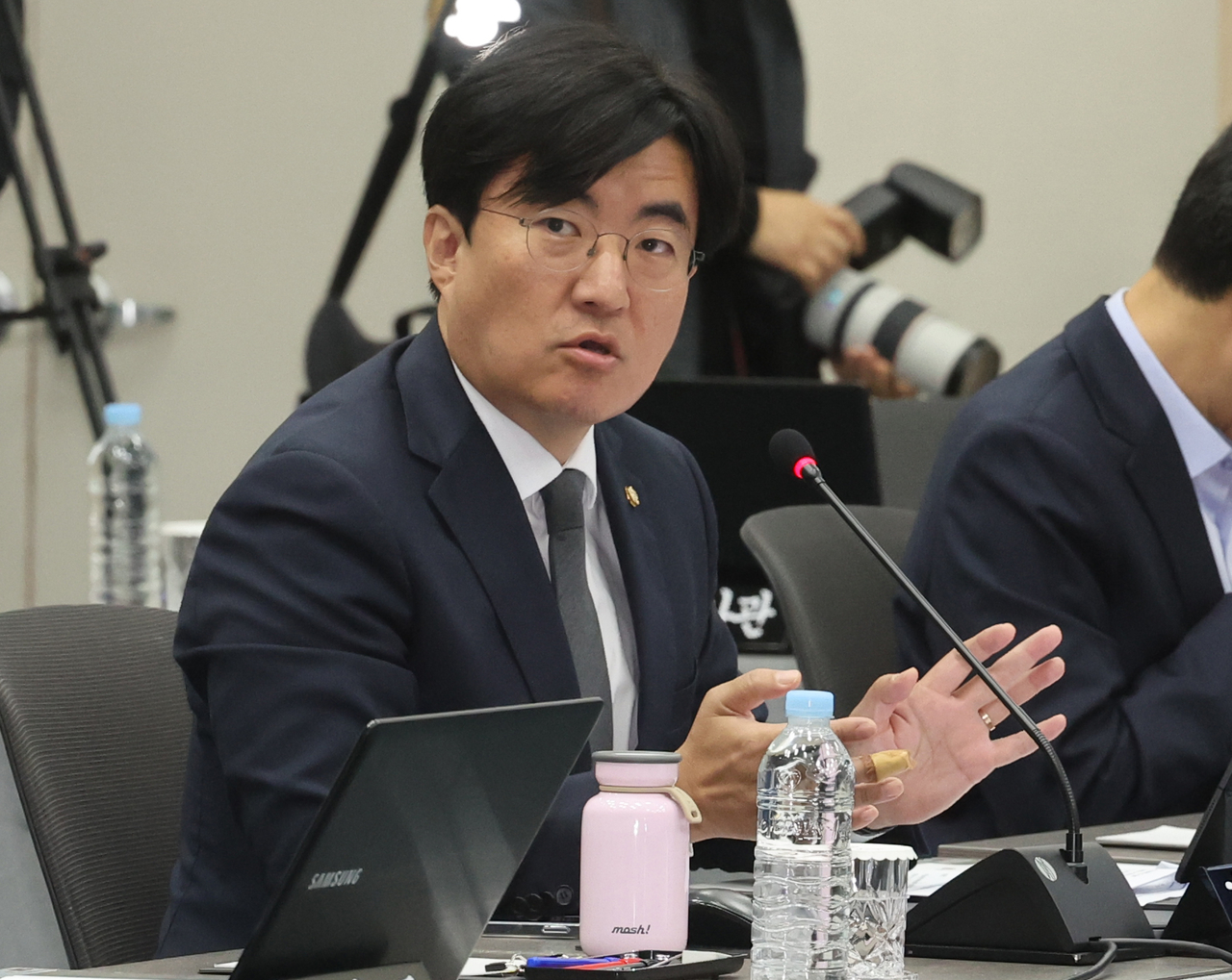 김성회 더불어민주당 의원이 22일 부산 연제구 부산시청에서 열린 국회 행정안전위원회의 부산시에 대한 국정감사에서 질의하고 있다. [연합]