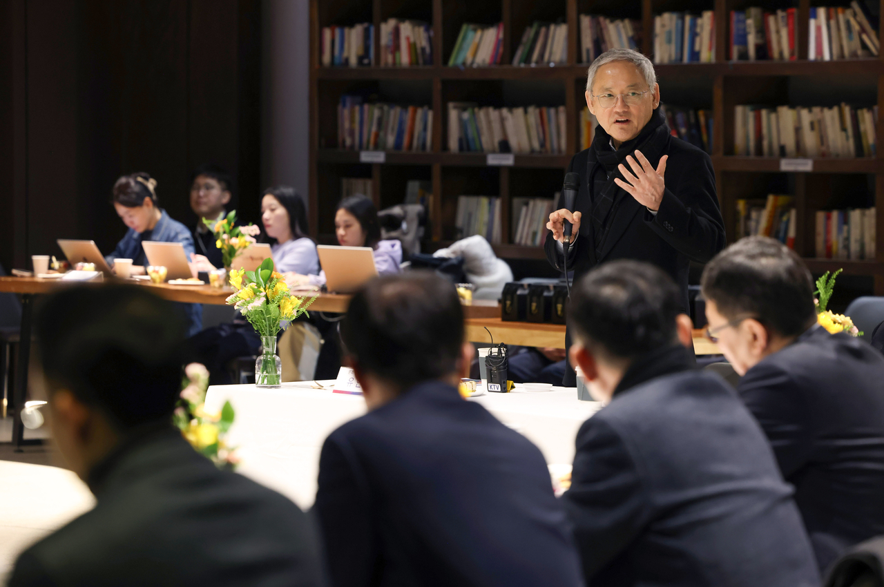 Yu In-chon, the minister of culture, sports and tourism, talks during a discussion session at Jochiwon1927 Art Center in Sejong on Feb. 12. (MCST)