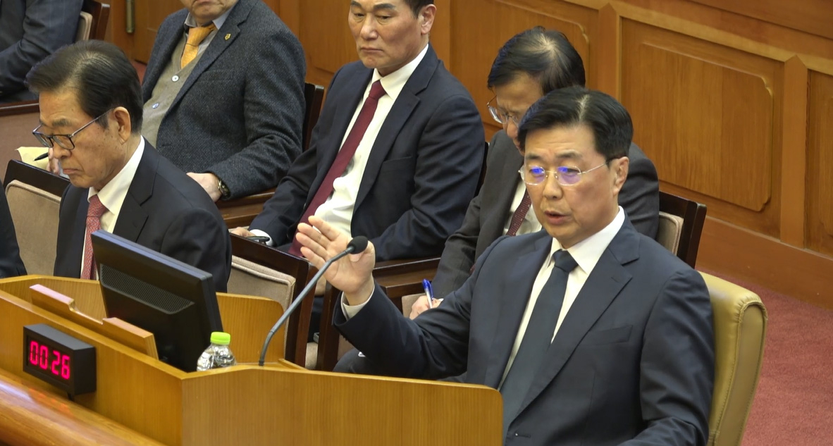 홍장원 전 국정원 1차장이 지난 20일 서울 종로구 헌법재판소 대심판정에서 열린 윤 대통령의 탄핵 심판 10차 변론에서 증언하고 있다. [헌법재판소 제공]