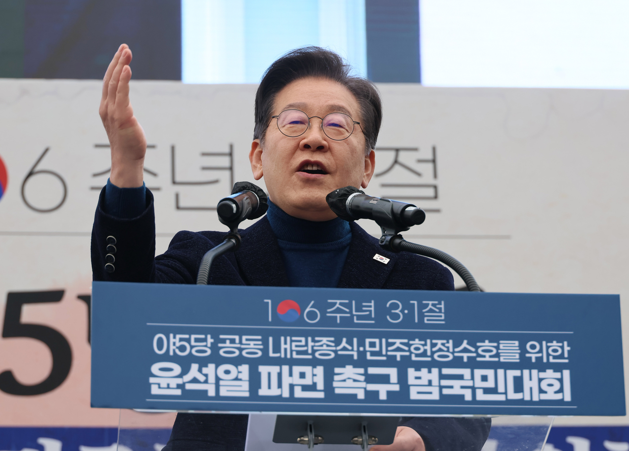 이재명 더불어민주당 대표가 1일 서울 종로구 안국동 사거리에서 열린 ‘야 5당 공동 내란종식·민주헌정수호를 위한 윤석열 파면 촉구 범국민대회’에서 발언하고 있다. [연합]