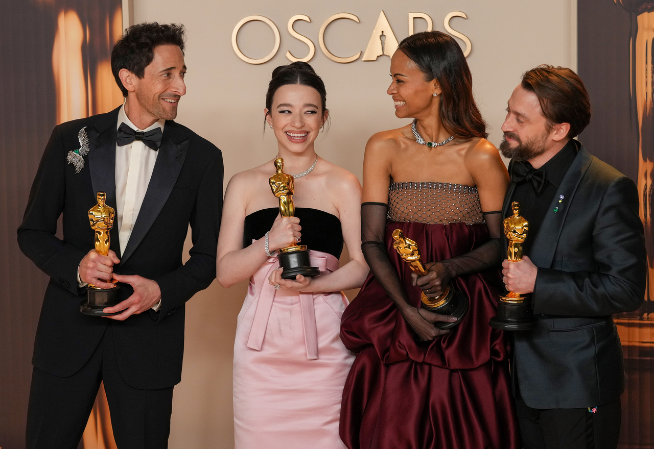 Best performance by an actor in a leading role Oscar winner Adrien Brody of "The Brutalist" celebrates backstage with best performance by an actress in a leading role winner Mikey Madison of "Anora" and best actress in a supporting role Oscar winner Zoe Saldaña of "Emilia Pérez" with Kieran Culkin, Oscar winner for best actor in a supporting role. (UPI-Yonhap)