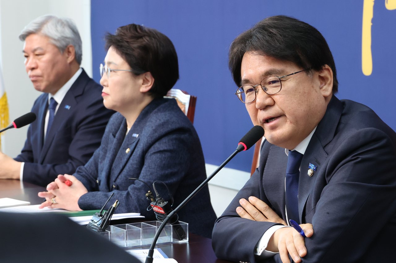 황운하 조국혁신당 원내대표가 3일 서울 여의도 국회에서 열린 창당 1주년 기자간담회에서 취재진 질문에 답하고 있다.  [연합]