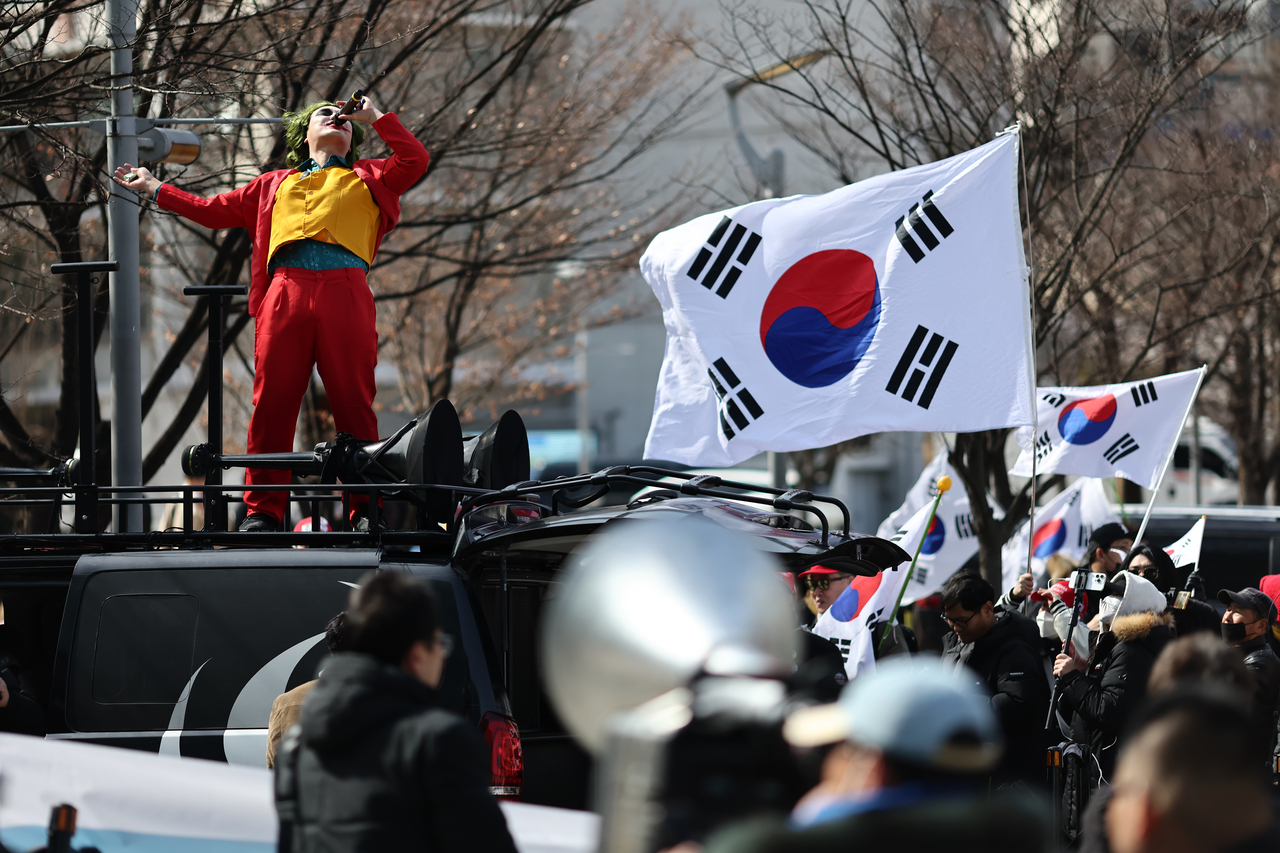 3일 서울 중앙대학교 정문에서 탄핵 반대 집회가 열리고 있다. [연합]