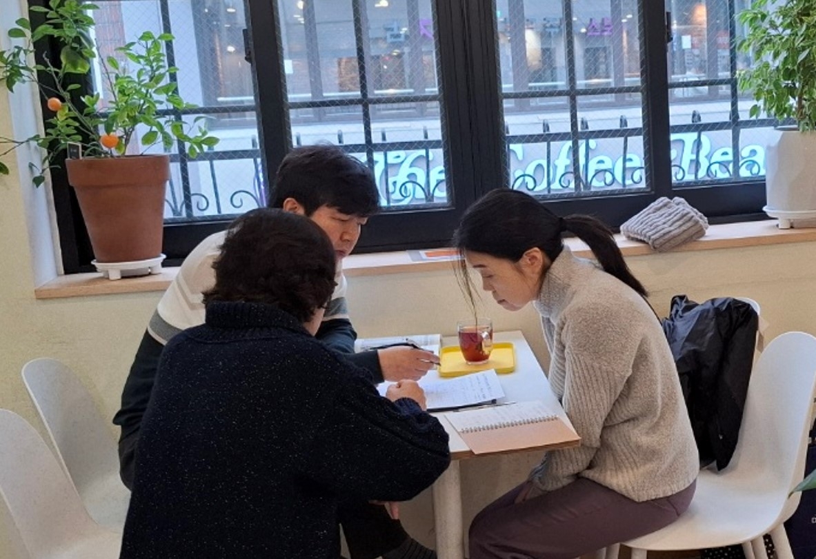 Hara Nobuko (right), a 54-year-old Japanese office worker, has her saju read at a saju cafe in Hongdae, Seoul. (Shin Ji-hye/The Korea Herald)