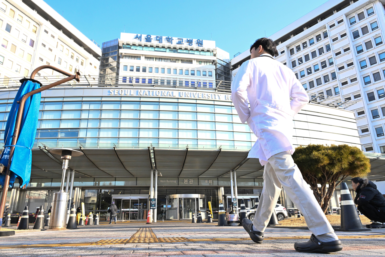 2025년도 사직 전공의 채용 현황 분석 결과 국립대병원 8곳에서 지난해 2월 병원을 떠난 전공의 대부분이 올해 상반기에도 복귀를 택하지 않은 것으로 나타났다. 25일 오전 서울 종로구 서울대학교 병원에서 한 의사가 본관으로 이동하고 있다. 임세준 기자