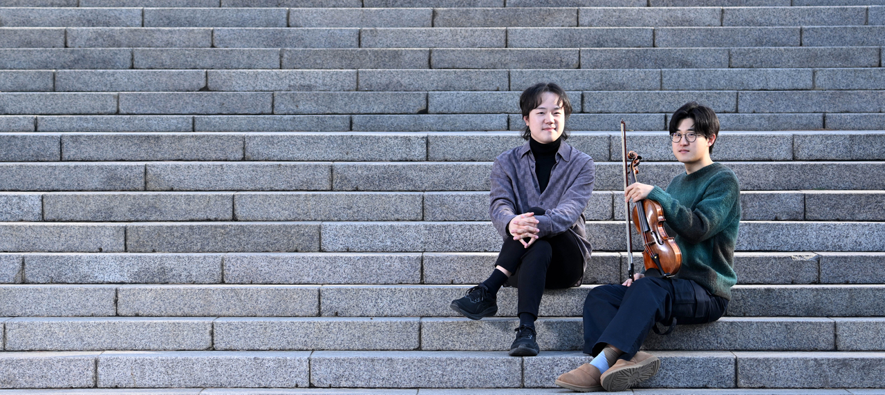 Pianist Choi Hyunglok (left) and violinist Lim Dongmin pose for photos during an interview with The Korea Herald Thursday at the Seoul Arts Center. (Im Se-jun/The Korea Herald)