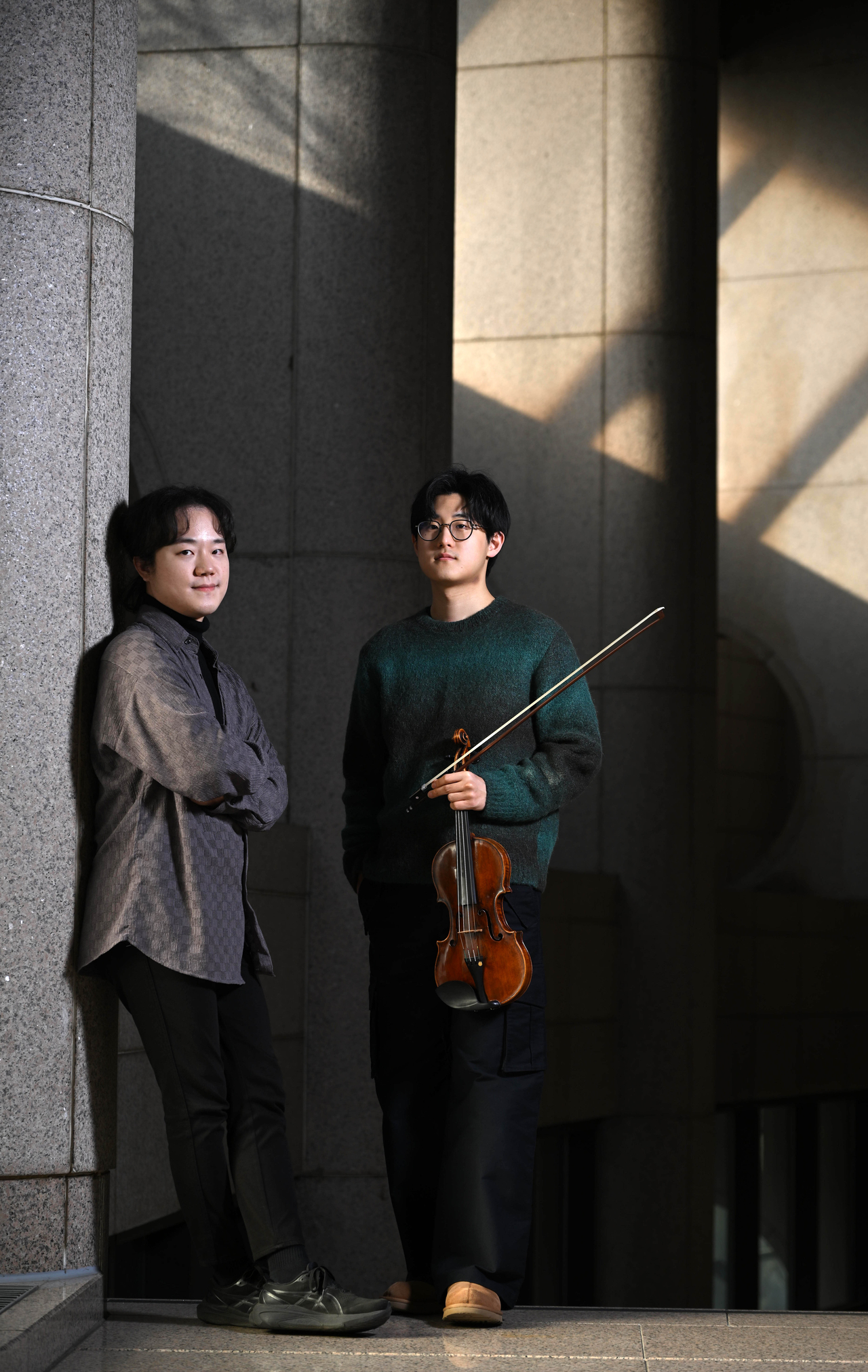 Pianist Choi Hyunglok (left) and violinist Lim Dongmin pose for photos during an interview with The Korea Herald Thursday at the Seoul Arts Center. (Im Se-jun/The Korea Herald()