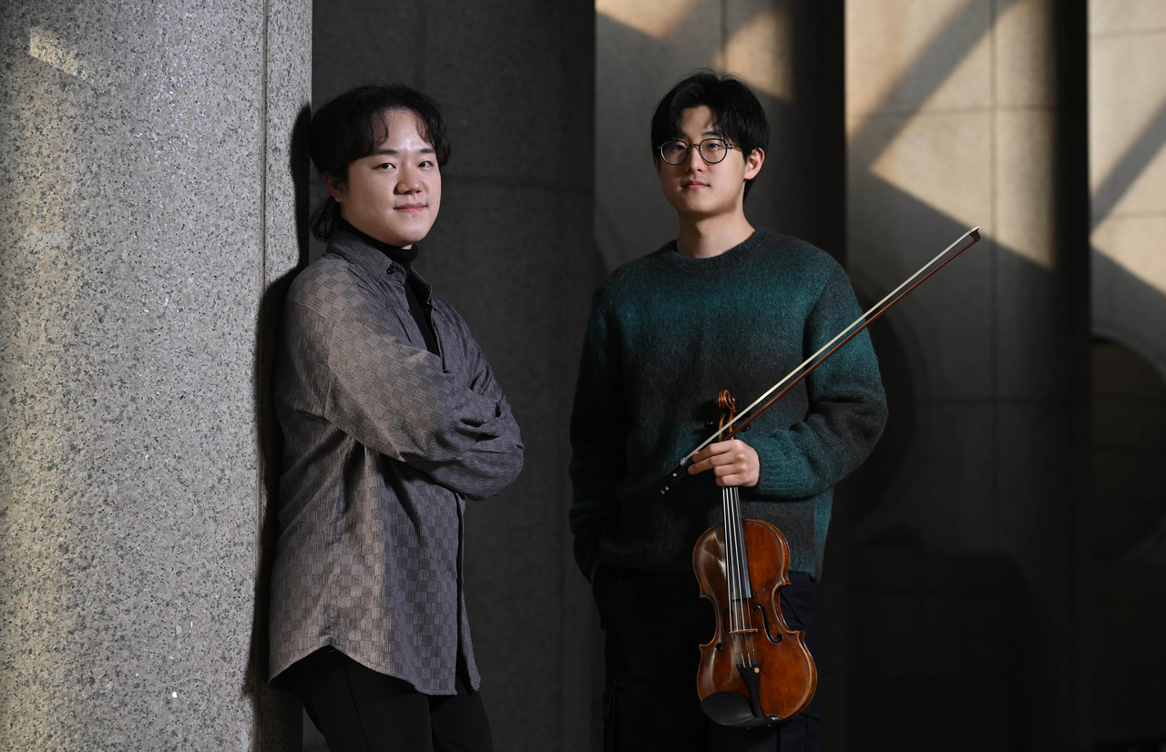 Pianist Choi Hyunglok (left) and violinist Lim Dongmin pose for photos during an interview with The Korea Herald on Thursday at the Seoul Arts Center. (Im Se-jun/The Korea Herald)