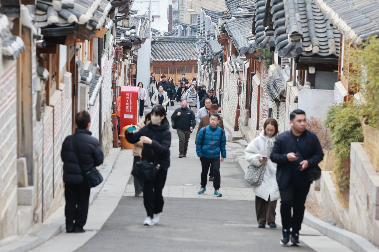 Tourists at Bukchon Hanok Village in Jongno-gu, Seoul, Sunday (Yonhap)