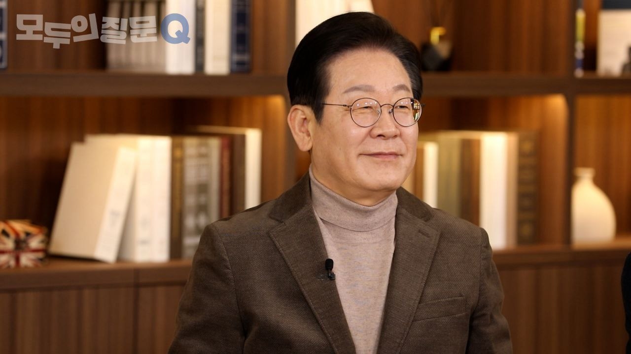 이재명 더불어민주당 대표. 민주연구원 집단지성센터의 국민 참여 프로젝트인 ‘모두의질문Q’가 ‘AI와 대한민국, 그리고 나’라는 주제로 개최한 첫 번째 대담에 참석한 모습. 첫 대담 영상은 2일 유튜브 채널에 공개됐다. [더불어민주당]
