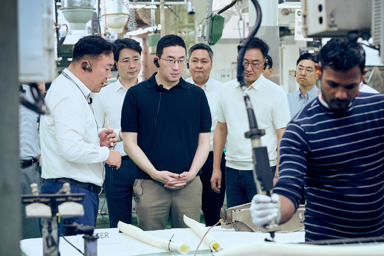 LG Group Chairman Koo Kwang-mo (third from left) inspects the air conditioner production process at LG Electronics' plant in Noida, India. (LG Group)