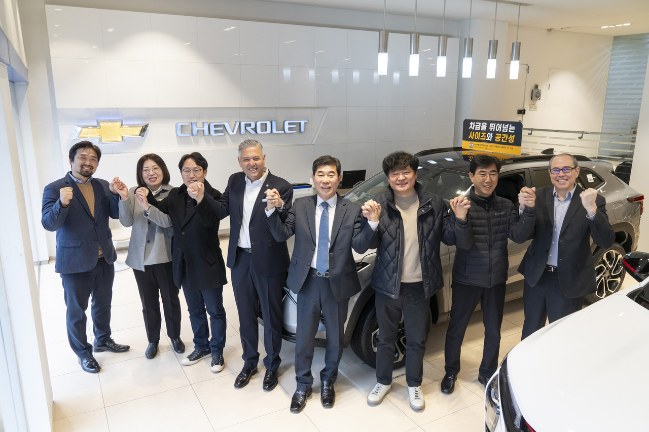 헥터 비자레알(왼쪽에서 네 번째) GM 한국사업장 사장이 쉐보레 신촌 대리점을 방문해 대리점 관계자 및 직원들과 기념 촬영을 하고 있다. [GM 한국사업장 제공]