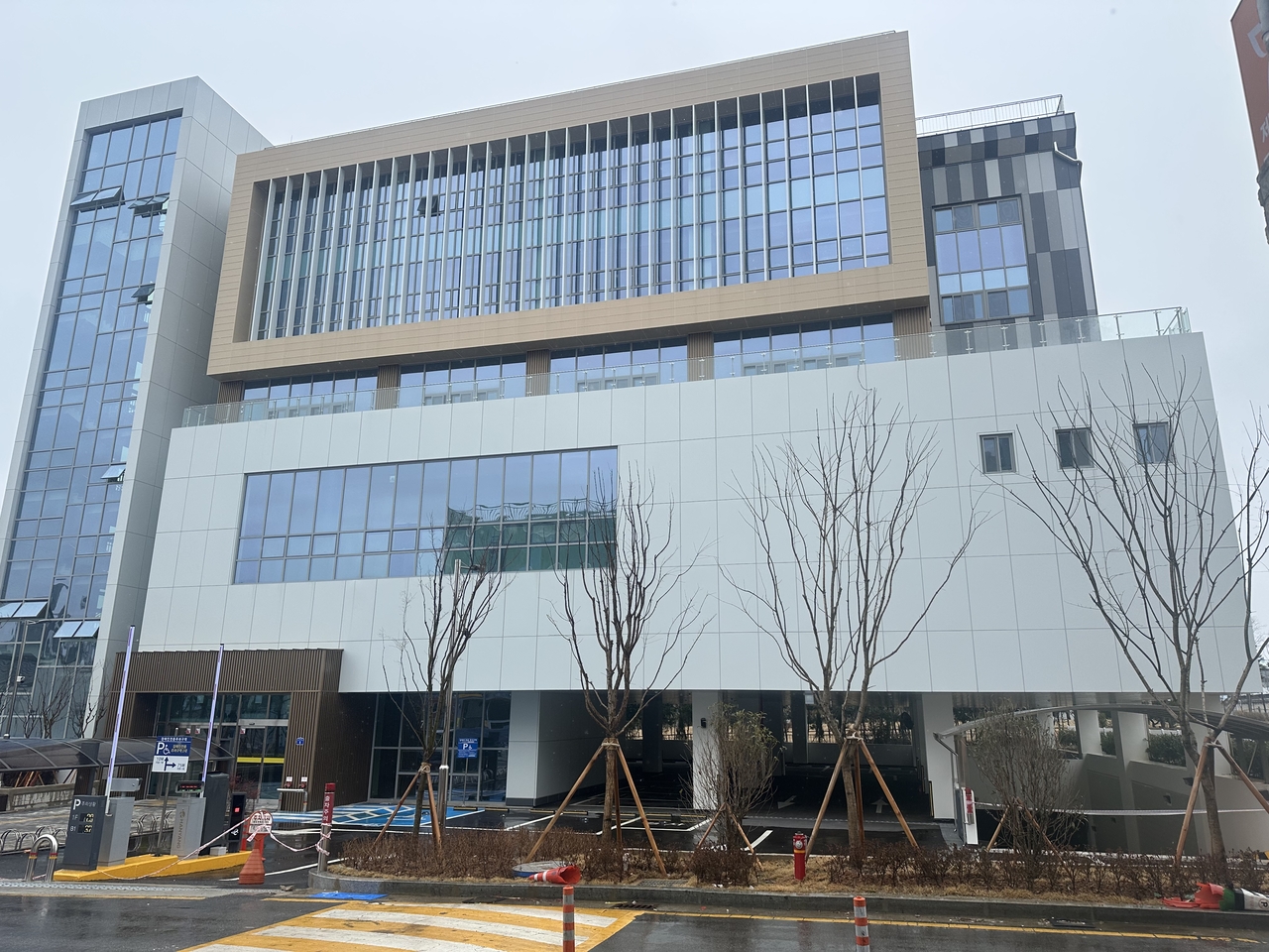 광주 광산구가 수백억원의 예산을 들여 만든 생활체육시설이 준공된지 수개월이 지났지만 미개장 상태로 방치되고 있다